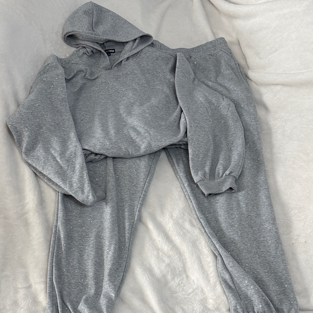 Fashion Nova Gray Speckled Hooded Sweatshirt & Joggers Set